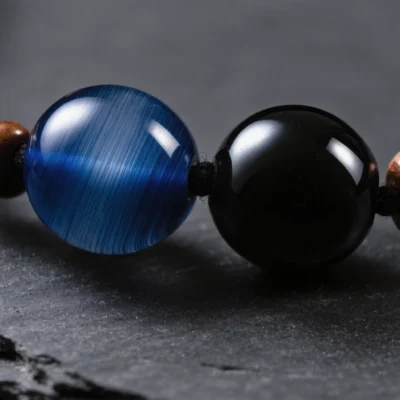 Covenant No. 05 — Mineral Covenant Detail Covenant No. 05 macro detail revealing the fibrous cat-eye effect of Henan Kyanite and the mirror gloss of Tibet Obsidian.
